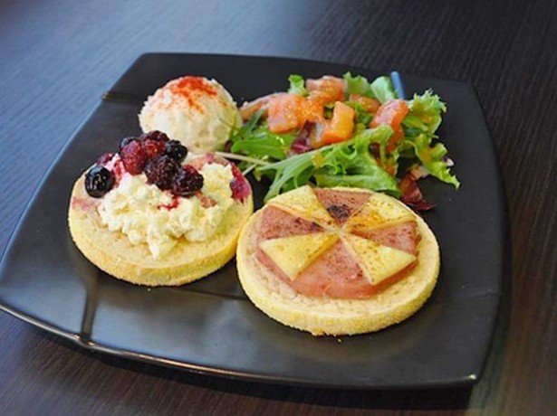 【写真を見る】「フレームカフェ」で提供される「アンブレラ マフィン」(1100円)