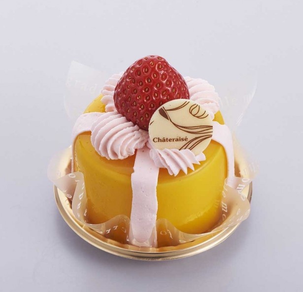 プレゼントボックスをイメージした生クリームのリボンとイチゴの飾りがかわいい「成人の日 プレゼントボックス」(378円)