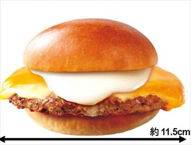 【画像を見る】「絶品チーズバーガー」の重量約 1.5 倍、直径約 11.5cm のハンバーグパティを使用したボリューミーな一品