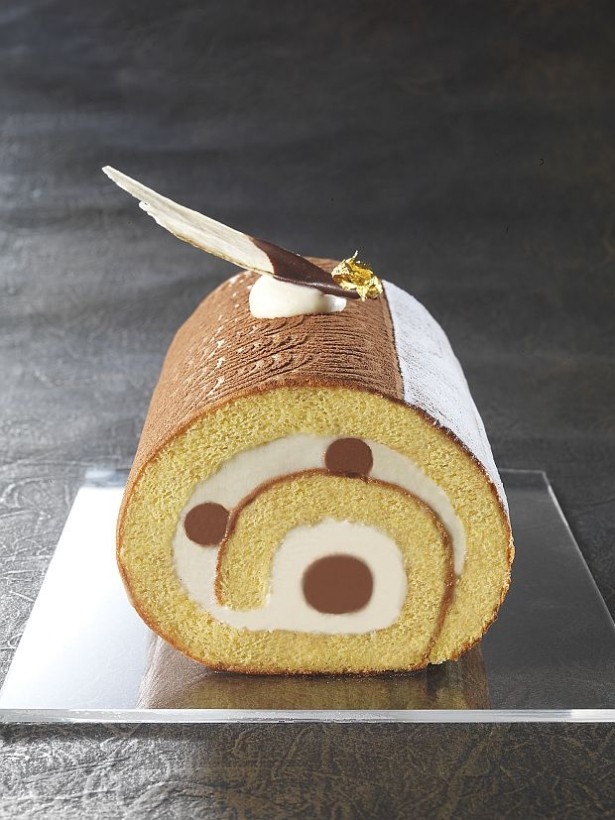 【写真を見る】リーガロイヤルホテルでは日本一のロールケーキを決めるコンテストで3位入賞した「ごぼうロール」を1月の土曜日曜限定(1月1日除く)で販売