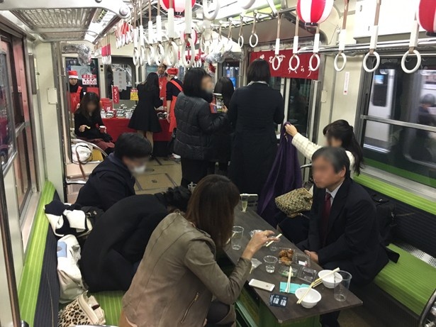 中之島ホーム居酒屋は、車内の座席に座っての利用も可能
