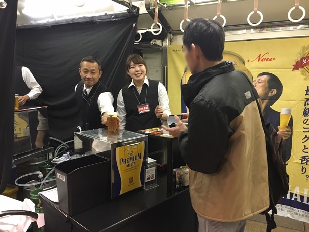 つり革とビアサーバーが一緒に写った不思議な構図