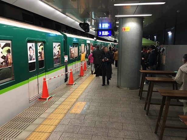 普段は朝しか使っていない3番ホームが酒場に変身！