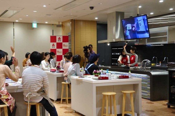 紀文食品クッキングコミュニケーターの根岸恭子さんによる、おせち料理のレクチャーが行われた
