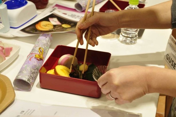 奥は高めに、手前は低めに盛り付ける。田作りは頭を左にして