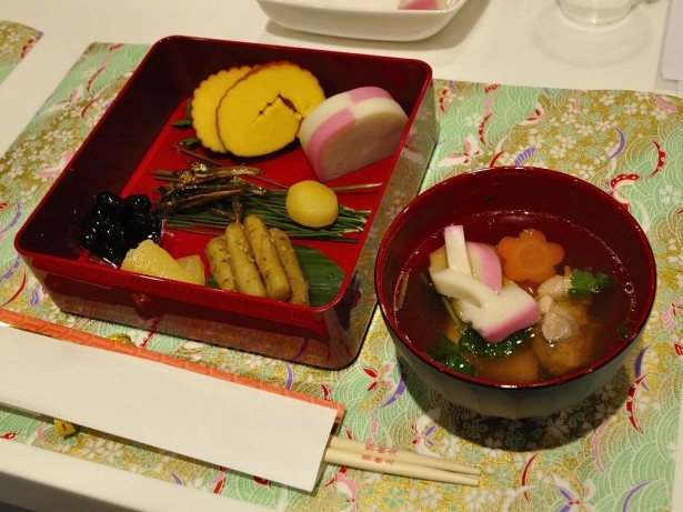 銘々重に盛りつけたおせち。雑煮と合わせれば、立派な正月料理の完成だ