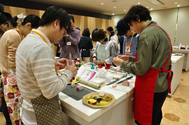 イベントには男性もパートナーと共に参加、かまぼこの飾り切りなどにチャレンジした