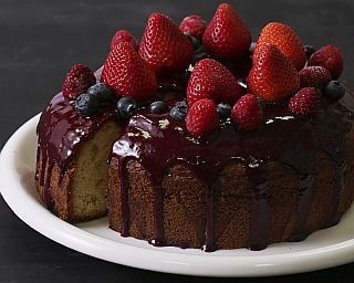 カシスのソースがとろ～り！華やかな冬限定ケーキ