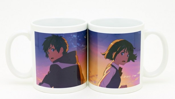 【写真を見る】三葉と瀧がそれぞれ描かれたマグカップセット(3000円)