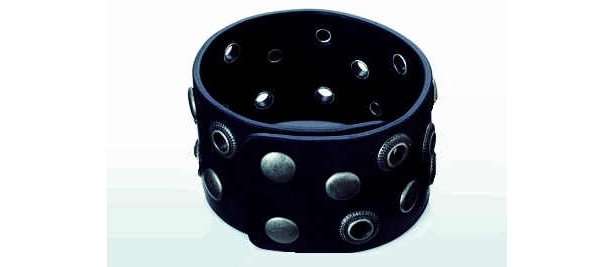 ロック小物も安く取り入れられる！レザーアイレットブレス(1290円)