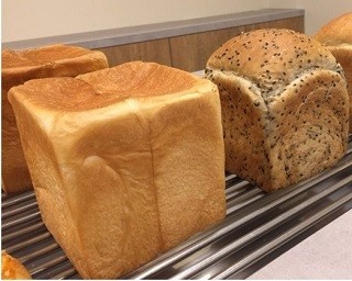 やわらか､しっとり､ふんわり！厳選素材から生まれた極上食パン