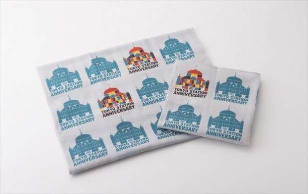 東京土産としてもオススメ！「東京駅アニバーサリー てぬぐい」と「東京駅アニバーサリーてぬぐいのはんかち」(販売店舗：濱文様/エキュート東京)