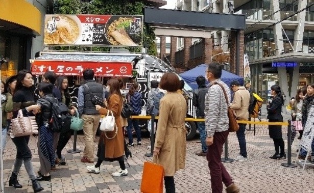 【写真を見る】スシロー史上初となる移動販売型の人気投票企画「スシロー白黒ラーメンバトル!!」イベントの様子