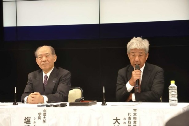 今回の協定にかける思いを語る吉本興業の大崎洋社長(右)と近畿大学の塩崎学長(左)