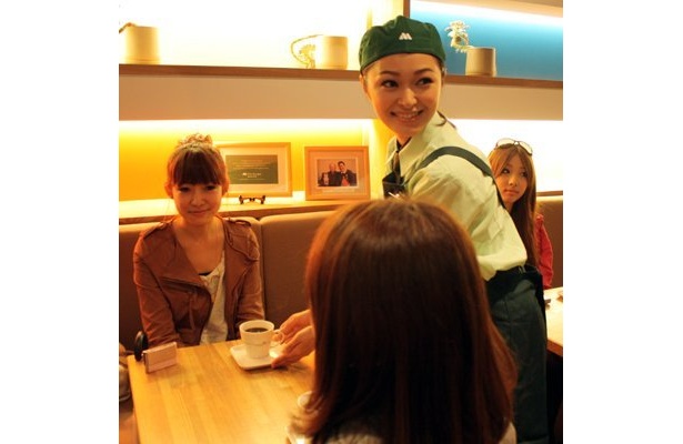お客さんにコーヒーをふるまう市井さん