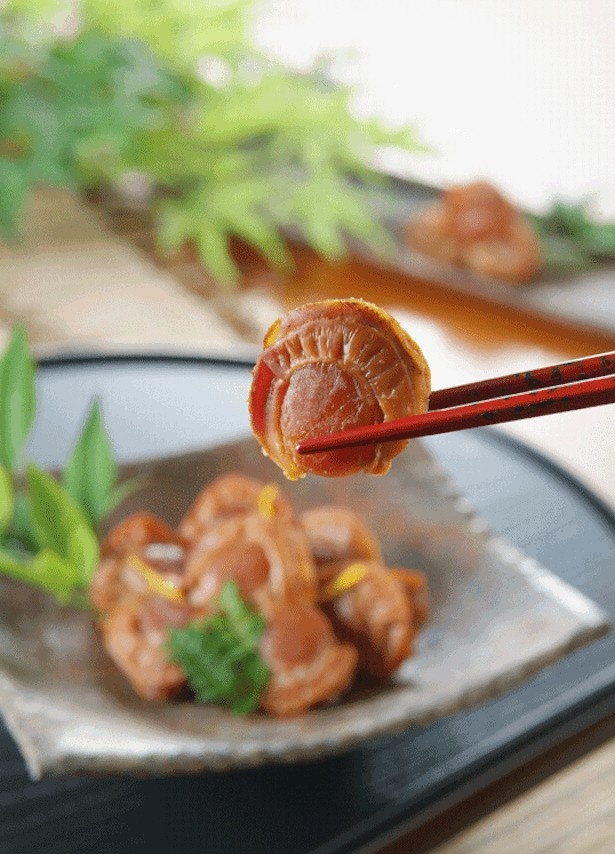 大ぶりのほたてを選別して使用しているため、口にいれるとほたての肉厚な身と旨みを味わうことができる