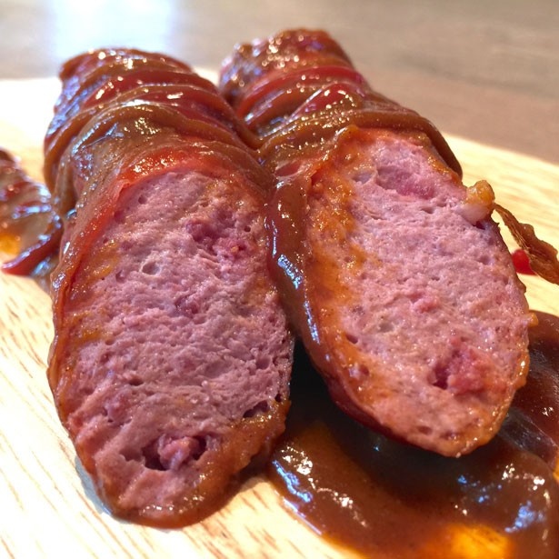 【写真を見る】10周年を記念した数量限定グルメも。ケーニッヒの「カレーヴルスト」(1000円)は米沢牛100％！
