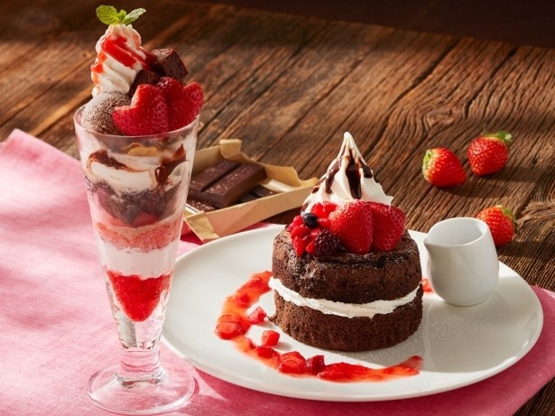 イチゴを使った絶品スイーツの「いちごとベルギーチョコブラウニーのパフェ」と「いちごのベルギーチョコシフォンソフト～ホットファッジソース添え～」(各・税抜699円)