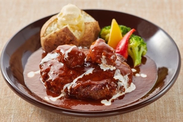 ハンバーグとビーフシチューの夢のコラボ！「和牛の旨み！豪州産プレミアムビーフ100％ハンバーグ ～ごろっとお肉のビーフシチューソース～」(税抜1299円)