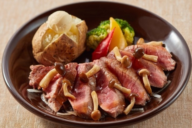 「牛フィレ肉のステーキ 和風きのこソース」(税抜1799円)は頑張った自分へのご褒美におすすめ！