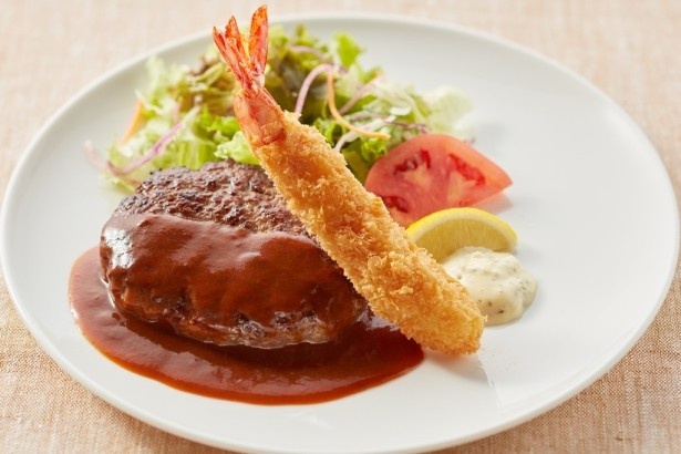 「和牛の旨み！豪州産プレミアムビーフ100％ハンバーグ＆店仕込みの大海老フライ」(税抜1299 円)は子どもに人気が出そうな1品