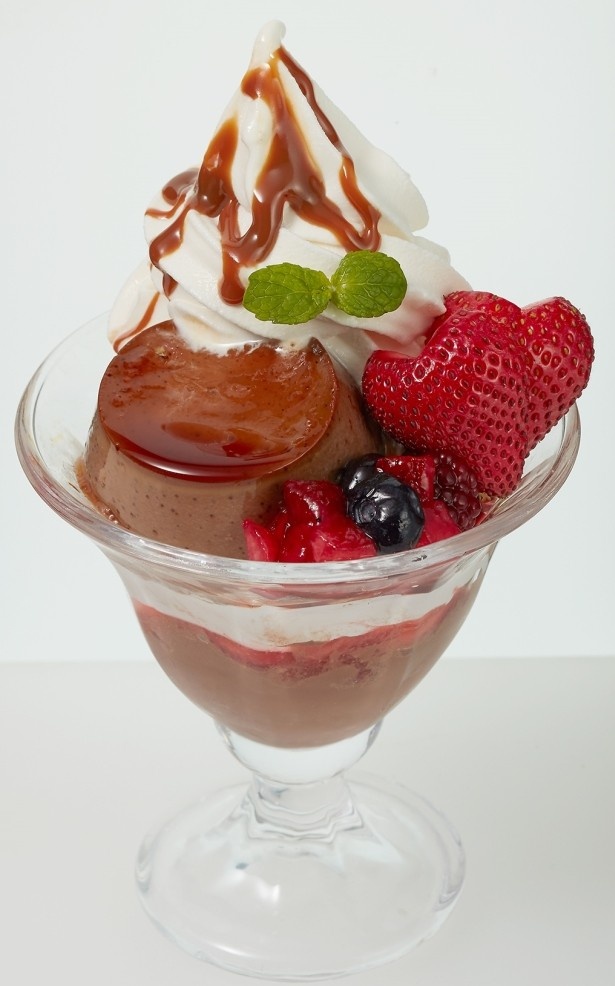 ほろ苦いチョコプリンと甘ずっぱいイチゴが相性抜群！「自家製ベルギーチョコプリンといちごのサンデー」(税抜599 円)