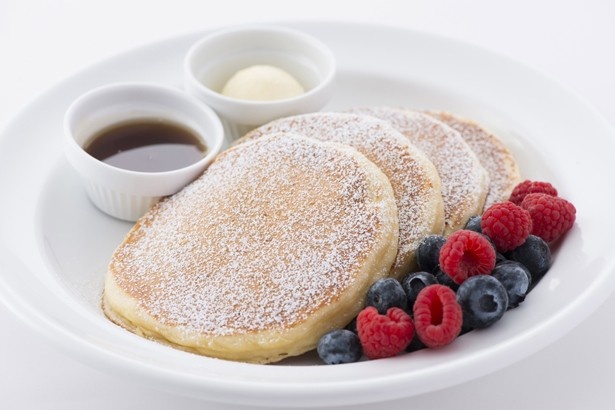 レモンのさわやかな香りとともにほんのりとした甘さが味わえる「レモンリコッタパンケーキ」(1450円)