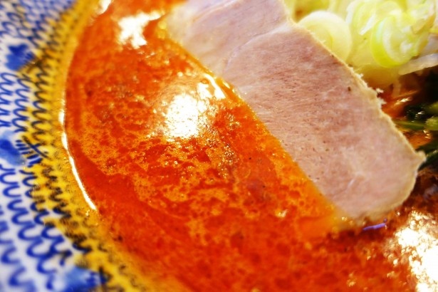 ちょい辛、中辛(共に800円)に比べ、鬼辛のスープにはハバネロパウダーと花椒が入っている