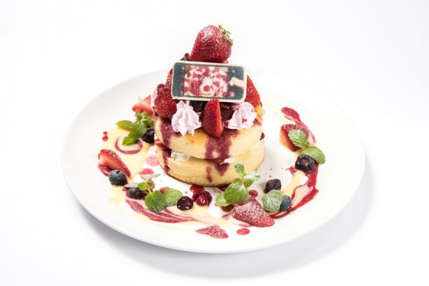 瀧と入れ替わった三葉も思わず写真を撮 りたくなったパンケーキ(1480円)。 瀧が司や高木とよく行くカフェで食べたパンケーキ。 