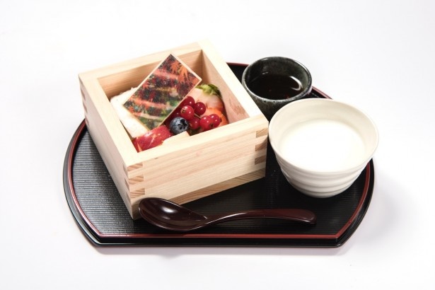 秋の糸守ムース。甘酒付き(1180円)。中を開けると彩りを感じる果物とムースが。美しい秋の糸守を感じられる一品