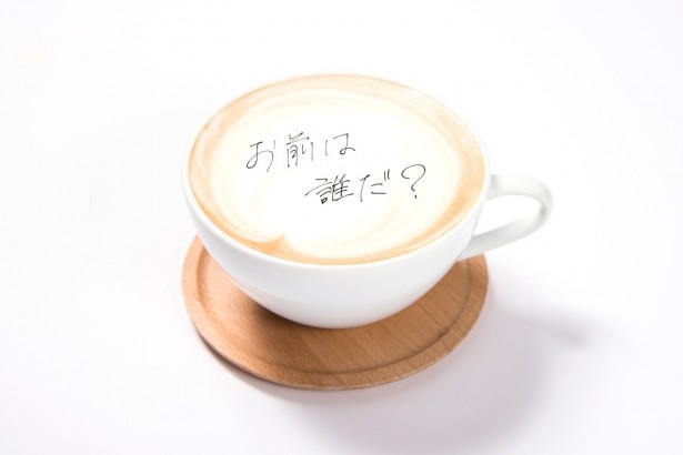 「お前は誰だ？」HOTラテ(680円)。瀧がノートに書いた文字をラテの上で再現。 場面を思い出しながら味わってみよう！