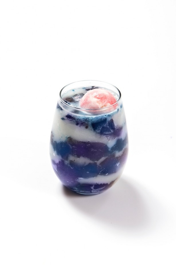 星が降った日の夜空ソーダ(930円)。アイスで表現した彗星とゼリーでできた夜空。ゼリーの食感と炭酸の爽やかさが味わえる