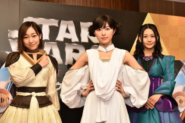 【写真を見る】スター・ウォーズ風の衣装をまといポーズを取る3人