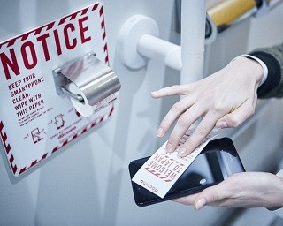 スマホは便座の5倍汚い!?「スマホ専用トイレットペーパー」が成田空港に登場