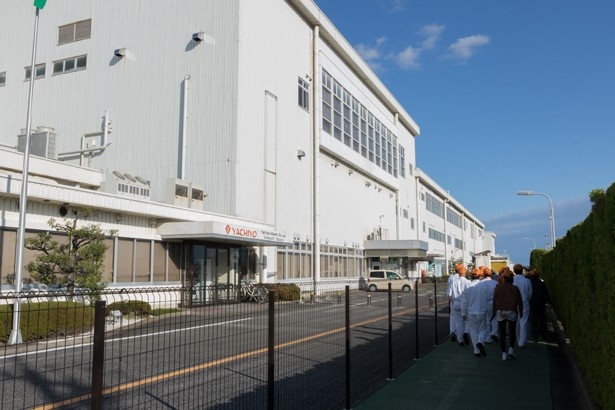 生産する工場母屋へは徒歩で移動。工場は二階建てだ