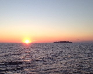 幻想的な光景に感嘆！熱海湾に浮かぶ船上から見る“初日の出”