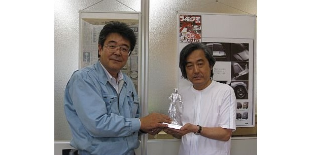 入曽精密・斎藤社長(左)と大河原邦男さん(右)