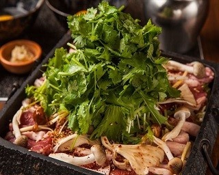グルメ注目のトレンド食材！ラムとパクチーがたっぷりのすき鍋