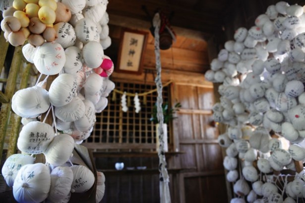潮神社(熊本県・湯前町)。本殿には「奉納おっぱい」がズラリと並ぶ不思議な光景が広がる。安産祈願や子供の健康を祈り、供えられる