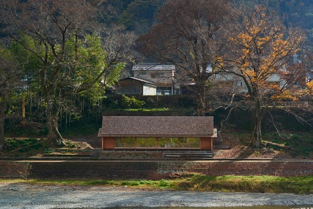 吉野町の緑豊かな風景に溶け込むように建つ「吉野杉の家」