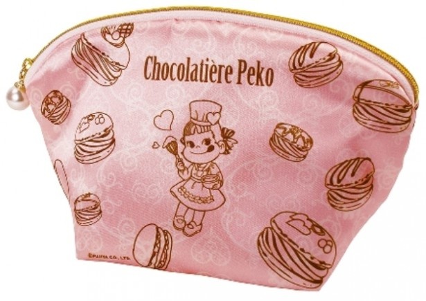 パティシエペコとマカロンをデザインしたポーチに、チョコレート5枚を入れた「ペコスイーツポーチ」(900円)