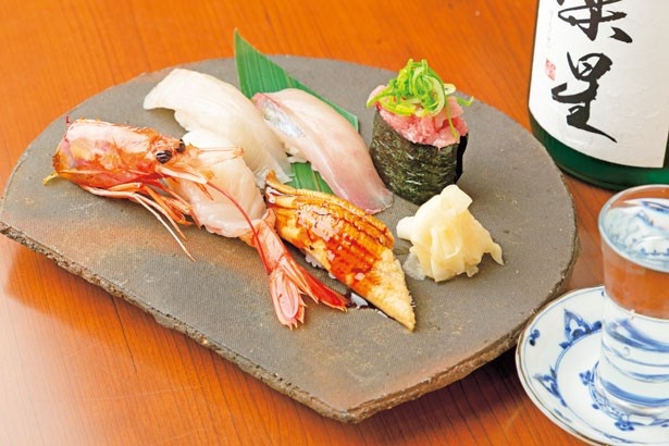 ヒラメ、シマアジ、赤海老、穴子、ネギトロと店主のオススメがセットになった「にぎり盛り合わせ竹」（1058円※内容は日替り）/酒楽