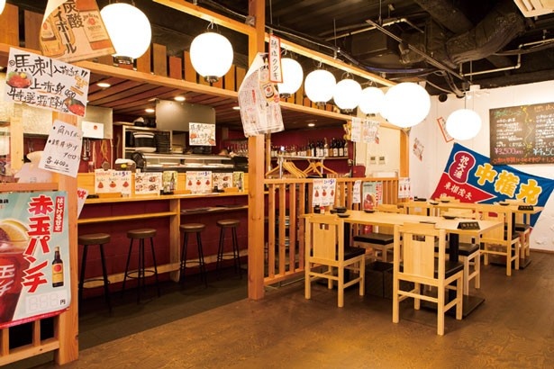 店内はにぎやかな雰囲気で友人や仲間内での来店におすすめ。個室も用意（6～12人で利用可）/中権丸