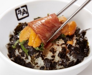 牛角で海鮮!?「和牛×うに」の高級コラボグルメ登場