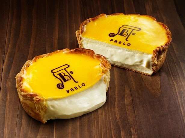 看板商品の「焼きたてチーズタルト」(1ホール850円)は、レア(左)とミディアム(右)、2種類の焼き加減から選べる
