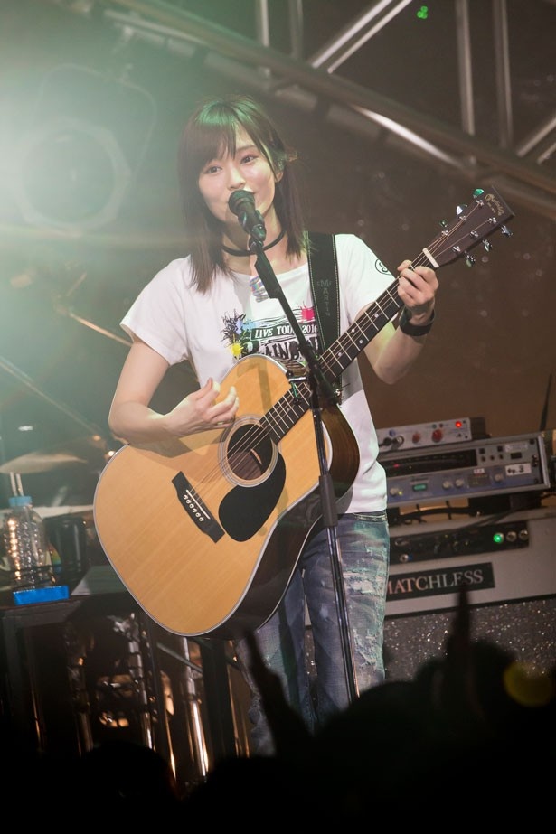 アンコールではツアーTシャツ＆ジーンズ姿でパフォーマンス！