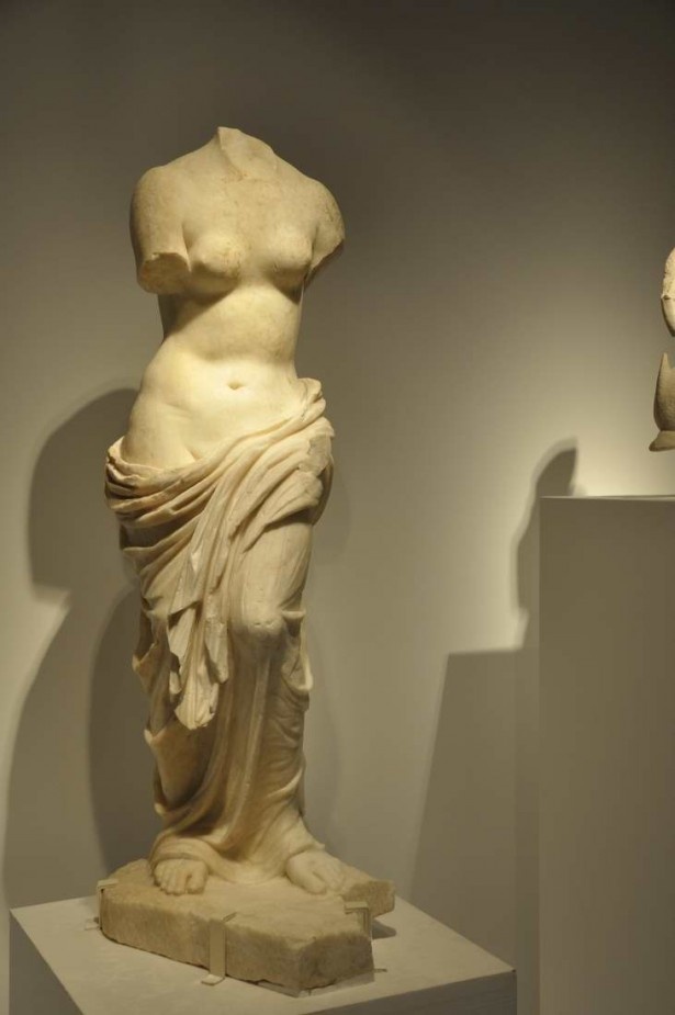 ローマ時代につくられたアフロディテ像。胸や腰、布の柔らかな表現がリアル