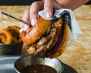 関西初登場のバーガーショップ！名物はソース二度づけOKの串カツバーガー