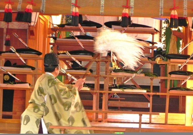 【写真を見る】佐賀藩主の鍋島公を祭神に祀る神社