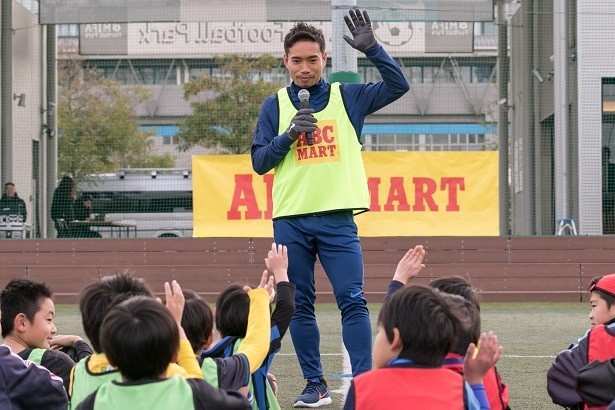 【写真を見る】子どもたちとの交流を楽しむ長友選手
